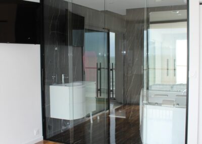 Miroiterie intérieure - salle de bains et chambre à La Baule