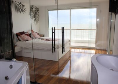 Miroiterie intérieure - salle de bains et chambre à La Baule