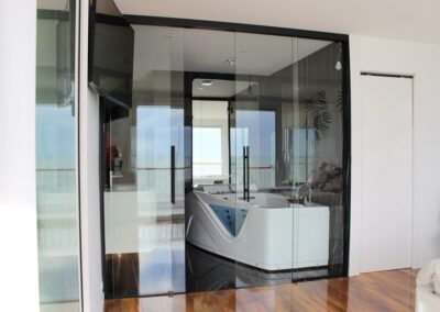 Miroiterie intérieure - salle de bains et chambre à La Baule