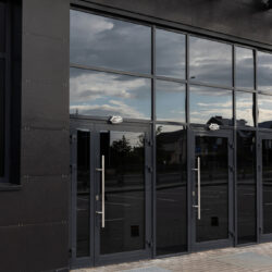 portes d’immeuble en aluminium sur mesure