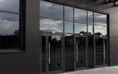 Portes d’immeuble en aluminium sur mesure conçues à Pornichet