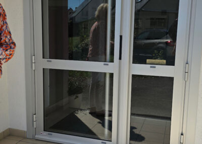 portes d’immeuble en aluminium sur mesure