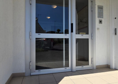 portes d’immeuble en aluminium sur mesure